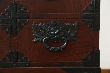中古　美品!!　仙台民芸箪笥(仙台箪笥)　欅産業　凝ったつくりの大振りの金具が目を惹く漆塗りの仙台箪笥サイドボード(サイドチェスト、収納箪笥、衣装箪笥、引き出し)(R-084255)