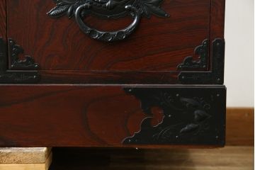 中古　美品!!　仙台民芸箪笥(仙台箪笥)　欅産業　凝ったつくりの大振りの金具が目を惹く漆塗りの仙台箪笥サイドボード(サイドチェスト、収納箪笥、衣装箪笥、引き出し)(R-084255)