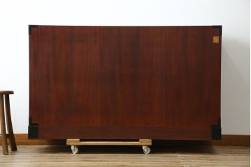 中古　美品!!　仙台民芸箪笥(仙台箪笥)　欅産業　凝ったつくりの大振りの金具が目を惹く漆塗りの仙台箪笥サイドボード(サイドチェスト、収納箪笥、衣装箪笥、引き出し)(R-084255)