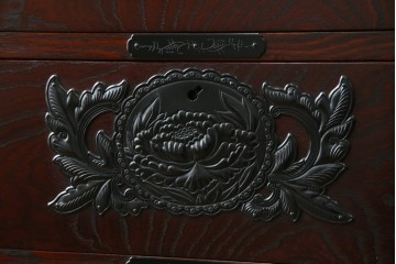 中古　美品!!　仙台民芸箪笥(仙台箪笥)　欅産業　凝ったつくりの大振りの金具が目を惹く漆塗りの仙台箪笥サイドボード　(R-084255)