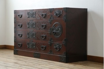 中古　美品!!　仙台民芸箪笥(仙台箪笥)　欅産業　凝ったつくりの大振りの金具が目を惹く漆塗りの仙台箪笥サイドボード　(R-084255)