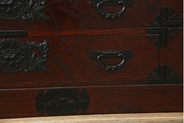 中古　美品!!　仙台民芸箪笥(仙台箪笥)　欅産業　凝ったつくりの大振りの金具が目を惹く漆塗りの仙台箪笥サイドボード　(R-084255)