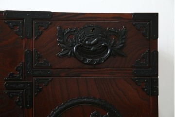 中古　美品!!　仙台民芸箪笥(仙台箪笥)　欅産業　凝ったつくりの大振りの金具が目を惹く漆塗りの仙台箪笥サイドボード　(R-084255)