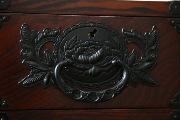 中古　美品!!　仙台民芸箪笥(仙台箪笥)　欅産業　凝ったつくりの大振りの金具が目を惹く漆塗りの仙台箪笥サイドボード　(R-084255)