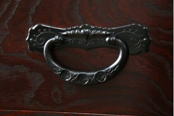 中古　美品!!　仙台民芸箪笥(仙台箪笥)　欅産業　凝ったつくりの大振りの金具が目を惹く漆塗りの仙台箪笥サイドボード　(R-084255)