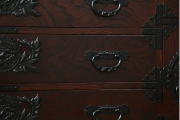 中古　美品!!　仙台民芸箪笥(仙台箪笥)　欅産業　凝ったつくりの大振りの金具が目を惹く漆塗りの仙台箪笥サイドボード　(R-084255)