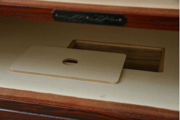 中古　美品!!　仙台民芸箪笥(仙台箪笥)　欅産業　凝ったつくりの大振りの金具が目を惹く漆塗りの仙台箪笥サイドボード　(R-084255)