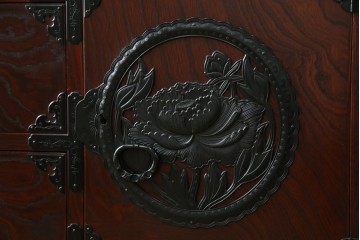 中古　美品!!　仙台民芸箪笥(仙台箪笥)　欅産業　凝ったつくりの大振りの金具が目を惹く漆塗りの仙台箪笥サイドボード　(R-084255)