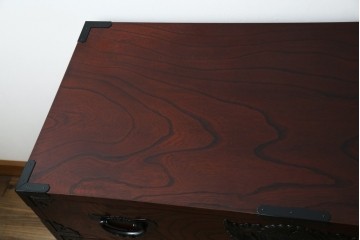 中古　美品!!　仙台民芸箪笥(仙台箪笥)　欅産業　凝ったつくりの大振りの金具が目を惹く漆塗りの仙台箪笥サイドボード　(R-084255)