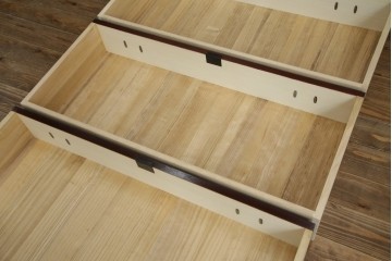 中古　美品!!　仙台民芸箪笥(仙台箪笥)　欅産業　凝ったつくりの大振りの金具が目を惹く漆塗りの仙台箪笥サイドボード　(R-084255)