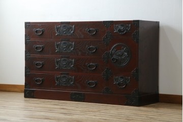 中古　美品!!　仙台民芸箪笥(仙台箪笥)　欅産業　凝ったつくりの大振りの金具が目を惹く漆塗りの仙台箪笥サイドボード　(R-084255)