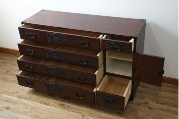 中古　美品!!　仙台民芸箪笥(仙台箪笥)　欅産業　凝ったつくりの大振りの金具が目を惹く漆塗りの仙台箪笥サイドボード　(R-084255)