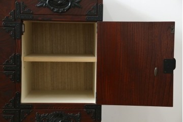 中古　美品!!　仙台民芸箪笥(仙台箪笥)　欅産業　凝ったつくりの大振りの金具が目を惹く漆塗りの仙台箪笥サイドボード　(R-084255)