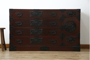 中古　美品!!　仙台民芸箪笥(仙台箪笥)　欅産業　凝ったつくりの大振りの金具が目を惹く漆塗りの仙台箪笥サイドボード　(R-084255)