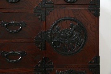 中古　美品!!　仙台民芸箪笥(仙台箪笥)　欅産業　凝ったつくりの大振りの金具が目を惹く漆塗りの仙台箪笥サイドボード　(R-084255)