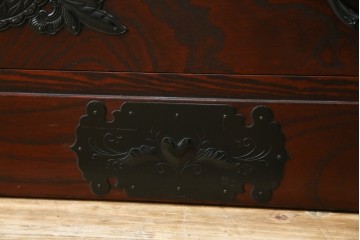 中古　美品!!　仙台民芸箪笥(仙台箪笥)　欅産業　凝ったつくりの大振りの金具が目を惹く漆塗りの仙台箪笥サイドボード　(R-084255)
