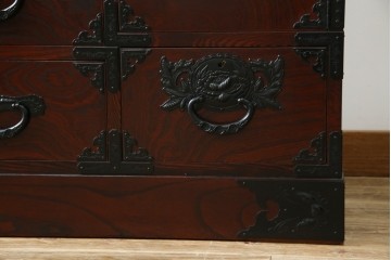 中古　美品!!　仙台民芸箪笥(仙台箪笥)　欅産業　凝ったつくりの大振りの金具が目を惹く漆塗りの仙台箪笥サイドボード　(R-084255)