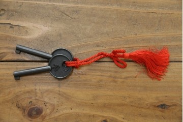 中古　美品!!　仙台民芸箪笥(仙台箪笥)　欅産業　凝ったつくりの大振りの金具が目を惹く漆塗りの仙台箪笥サイドボード　(R-084255)