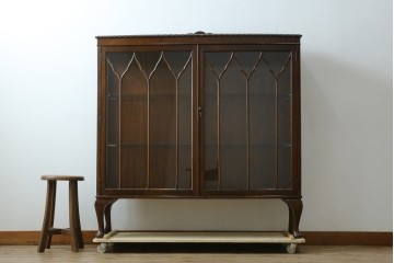 イギリスアンティーク　Lloyd’s Antiques(ロイズアンティークス)取り扱い　オーク材　格調ある佇まいと細やかな細工が魅力のサイドキャビネット　(R-084256)