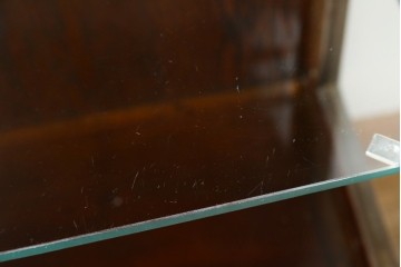 イギリスアンティーク　Lloyd’s Antiques(ロイズアンティークス)取り扱い　オーク材　格調ある佇まいと細やかな細工が魅力のサイドキャビネット　(R-084256)
