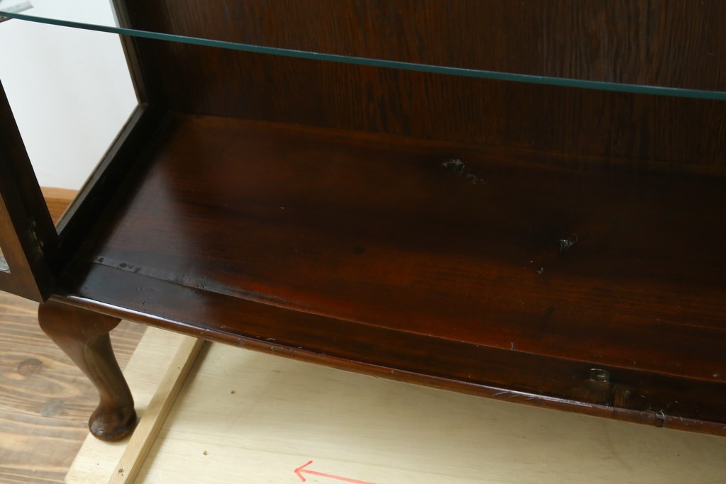 イギリスアンティーク　Lloyd’s Antiques(ロイズアンティークス)取り扱い　オーク材　格調ある佇まいと細やかな細工が魅力のサイドキャビネット　(R-084256)