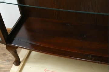 イギリスアンティーク　Lloyd’s Antiques(ロイズアンティークス)取り扱い　オーク材　格調ある佇まいと細やかな細工が魅力のサイドキャビネット　(R-084256)