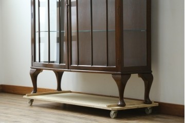 イギリスアンティーク　Lloyd’s Antiques(ロイズアンティークス)取り扱い　オーク材　格調ある佇まいと細やかな細工が魅力のサイドキャビネット　(R-084256)