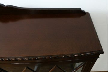 イギリスアンティーク　Lloyd’s Antiques(ロイズアンティークス)取り扱い　オーク材　格調ある佇まいと細やかな細工が魅力のサイドキャビネット　(R-084256)