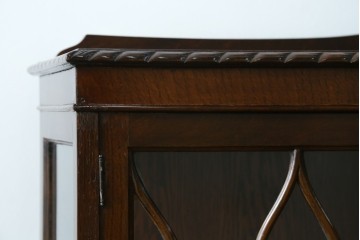 イギリスアンティーク　Lloyd’s Antiques(ロイズアンティークス)取り扱い　オーク材　格調ある佇まいと細やかな細工が魅力のサイドキャビネット　(R-084256)
