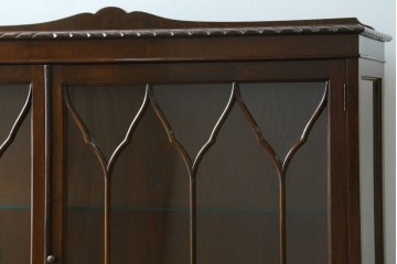 イギリスアンティーク　Lloyd’s Antiques(ロイズアンティークス)取り扱い　オーク材　格調ある佇まいと細やかな細工が魅力のサイドキャビネット　(R-084256)