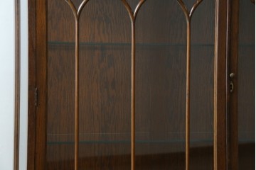 イギリスアンティーク　Lloyd’s Antiques(ロイズアンティークス)取り扱い　オーク材　格調ある佇まいと細やかな細工が魅力のサイドキャビネット　(R-084256)