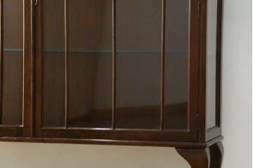イギリスアンティーク　Lloyd’s Antiques(ロイズアンティークス)取り扱い　オーク材　格調ある佇まいと細やかな細工が魅力のサイドキャビネット　(R-084256)