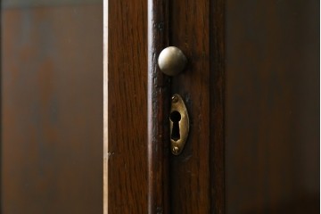 イギリスアンティーク　Lloyd’s Antiques(ロイズアンティークス)取り扱い　オーク材　格調ある佇まいと細やかな細工が魅力のサイドキャビネット　(R-084256)