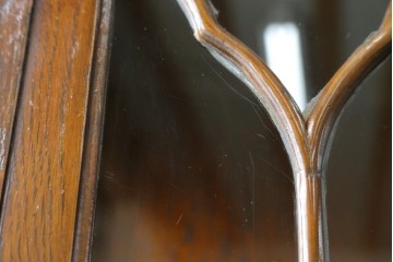 イギリスアンティーク　Lloyd’s Antiques(ロイズアンティークス)取り扱い　オーク材　格調ある佇まいと細やかな細工が魅力のサイドキャビネット　(R-084256)