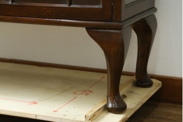 イギリスアンティーク　Lloyd’s Antiques(ロイズアンティークス)取り扱い　オーク材　格調ある佇まいと細やかな細工が魅力のサイドキャビネット　(R-084256)
