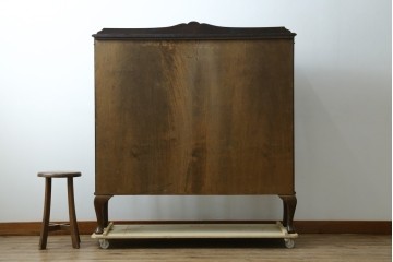 イギリスアンティーク　Lloyd’s Antiques(ロイズアンティークス)取り扱い　オーク材　格調ある佇まいと細やかな細工が魅力のサイドキャビネット　(R-084256)