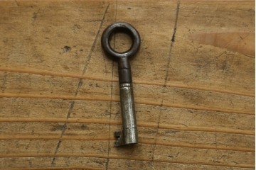 イギリスアンティーク　Lloyd’s Antiques(ロイズアンティークス)取り扱い　オーク材　格調ある佇まいと細やかな細工が魅力のサイドキャビネット　(R-084256)
