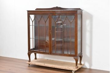 イギリスアンティーク　Lloyd’s Antiques(ロイズアンティークス)取り扱い　オーク材　格調ある佇まいと細やかな細工が魅力のサイドキャビネット(サイドボード、収納棚、戸棚、飾り棚、英国)(R-084256)