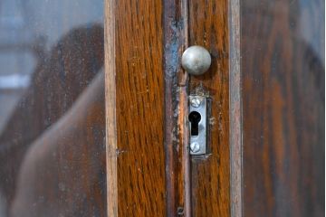 イギリスアンティーク　Lloyd’s Antiques(ロイズアンティークス)取り扱い　オーク材　格調ある佇まいと細やかな細工が魅力のサイドキャビネット(サイドボード、収納棚、戸棚、飾り棚、英国)(R-084256)