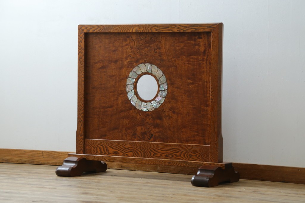 中古　超美品!!　総漆塗り　タモ材　一枚板　職人手作りの工芸家具　螺鈿(ラデン)細工の日輪紋様が存在感を放つ衝立て　定価約75万円　(R-084257)