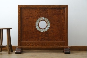 中古　超美品!!　総漆塗り　タモ材　一枚板　職人手作りの工芸家具　螺鈿(ラデン)細工の日輪紋様が存在感を放つ衝立て　定価約75万円　(R-084257)