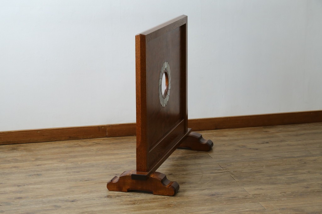 中古　超美品!!　総漆塗り　タモ材　一枚板　職人手作りの工芸家具　螺鈿(ラデン)細工の日輪紋様が存在感を放つ衝立て　定価約75万円　(R-084257)