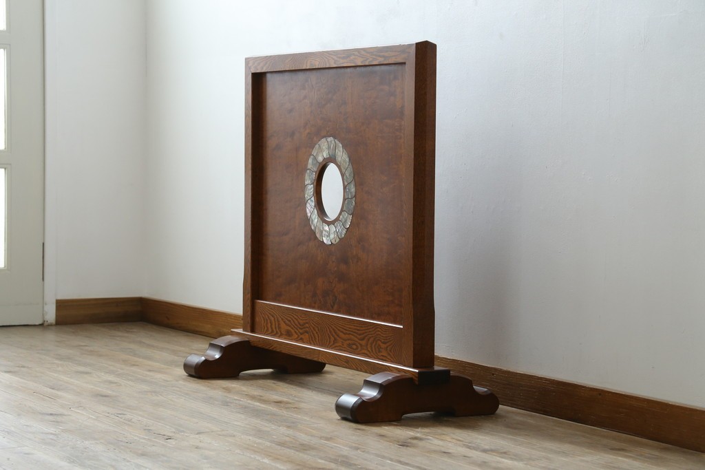 中古　超美品!!　総漆塗り　タモ材　一枚板　職人手作りの工芸家具　螺鈿(ラデン)細工の日輪紋様が存在感を放つ衝立て　定価約75万円　(R-084257)