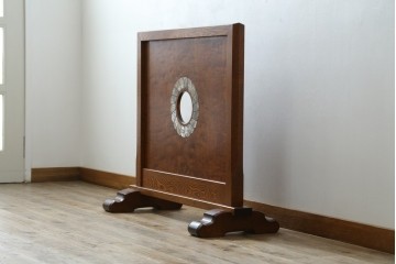 中古　超美品!!　総漆塗り　タモ材　一枚板　職人手作りの工芸家具　螺鈿(ラデン)細工の日輪紋様が存在感を放つ衝立て　定価約75万円　(R-084257)