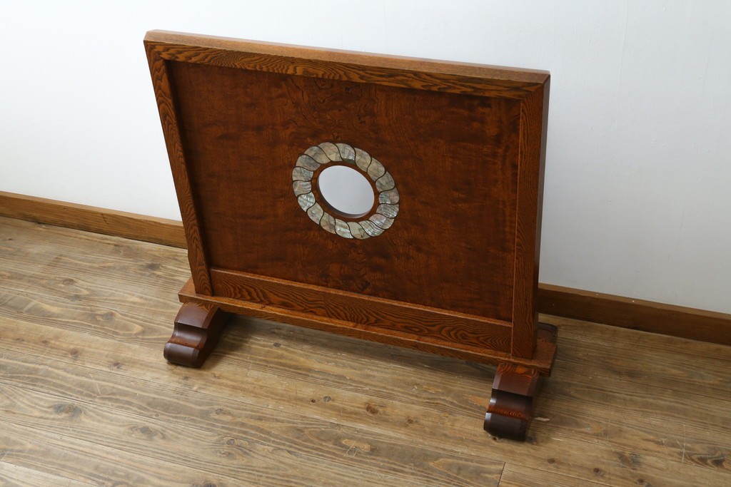中古　超美品!!　総漆塗り　タモ材　一枚板　職人手作りの工芸家具　螺鈿(ラデン)細工の日輪紋様が存在感を放つ衝立て　定価約75万円　(R-084257)