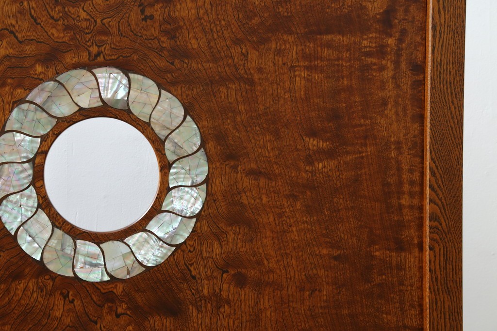 中古　超美品!!　総漆塗り　タモ材　一枚板　職人手作りの工芸家具　螺鈿(ラデン)細工の日輪紋様が存在感を放つ衝立て　定価約75万円　(R-084257)