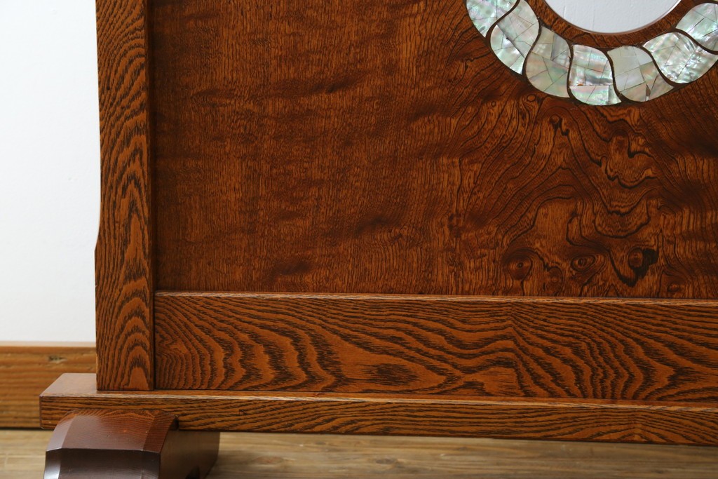 中古　超美品!!　総漆塗り　タモ材　一枚板　職人手作りの工芸家具　螺鈿(ラデン)細工の日輪紋様が存在感を放つ衝立て　定価約75万円　(R-084257)