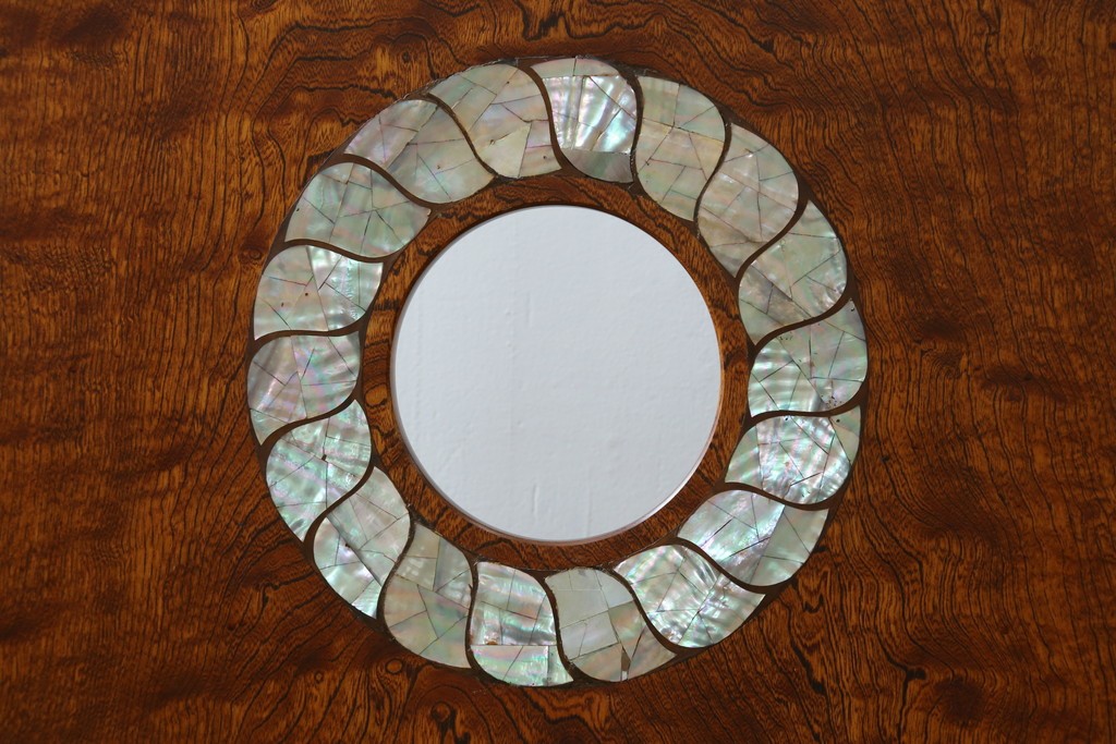 中古　超美品!!　総漆塗り　タモ材　一枚板　職人手作りの工芸家具　螺鈿(ラデン)細工の日輪紋様が存在感を放つ衝立て　定価約75万円　(R-084257)