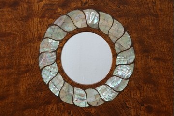 中古　超美品!!　総漆塗り　タモ材　一枚板　職人手作りの工芸家具　螺鈿(ラデン)細工の日輪紋様が存在感を放つ衝立て　定価約75万円　(R-084257)