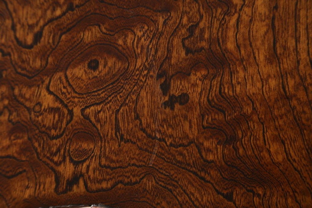 中古　超美品!!　総漆塗り　タモ材　一枚板　職人手作りの工芸家具　螺鈿(ラデン)細工の日輪紋様が存在感を放つ衝立て　定価約75万円　(R-084257)